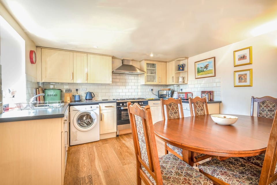 Cottage | Private kitchen | Dishwasher, highchair, cookware/dishes/utensils