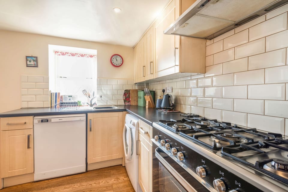 Cottage | Private kitchen | Dishwasher, highchair, cookware/dishes/utensils