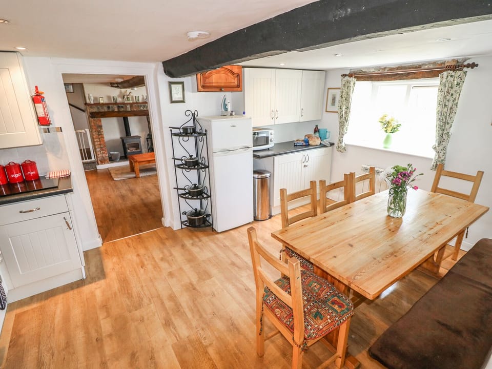 Cottage | Private kitchen | Stovetop, dishwasher, highchair, cookware/dishes/utensils