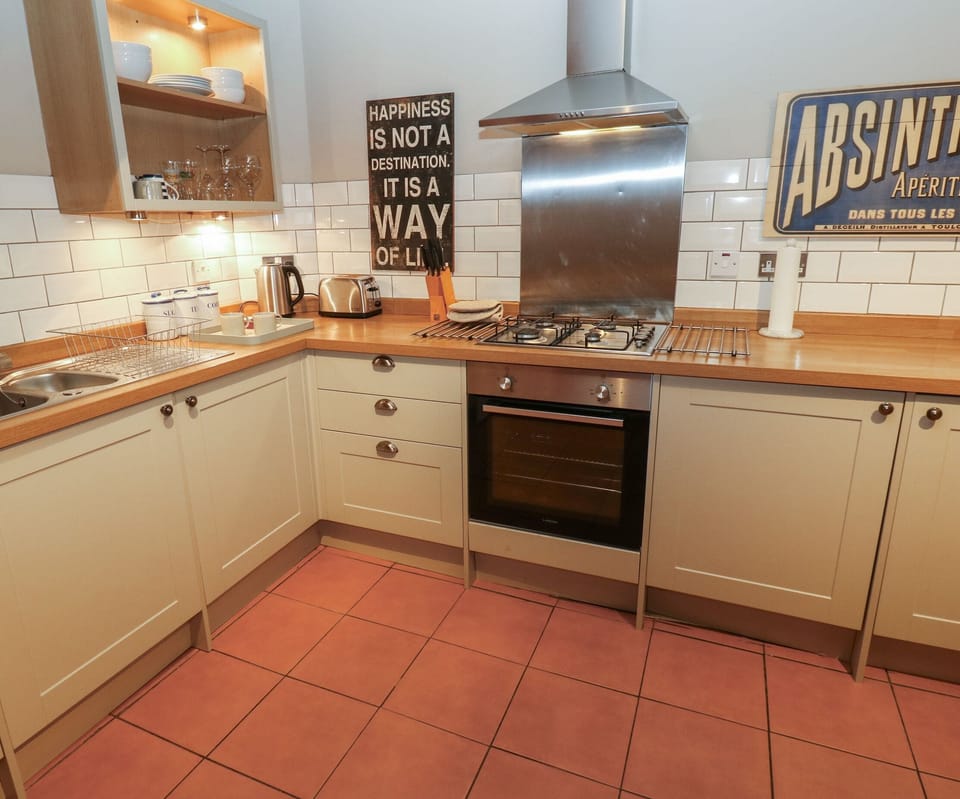 Cottage | Private kitchen | Stovetop, dishwasher, highchair, cookware/dishes/utensils