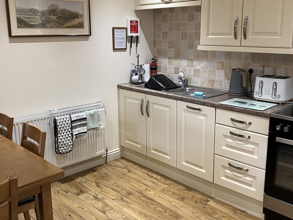 Cottage | Private kitchen | Dishwasher, highchair, cookware/dishes/utensils