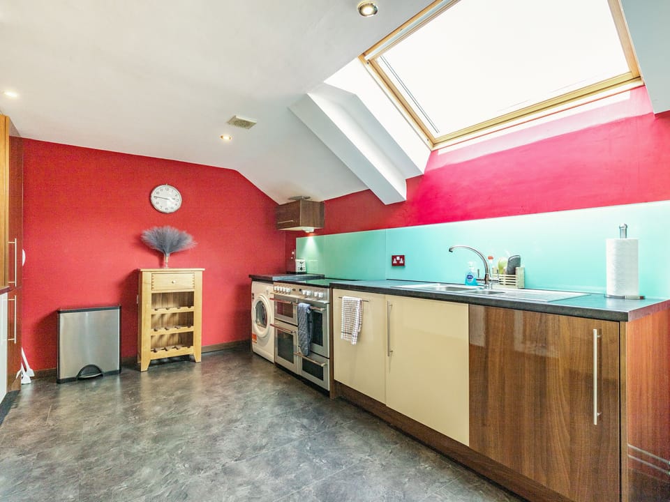 Cottage | Private kitchen | Fridge, microwave, stovetop, dishwasher