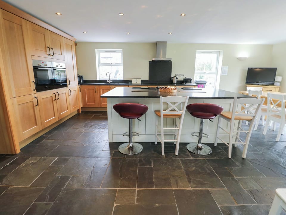 Cottage | Private kitchen | Fridge, microwave, stovetop, dishwasher