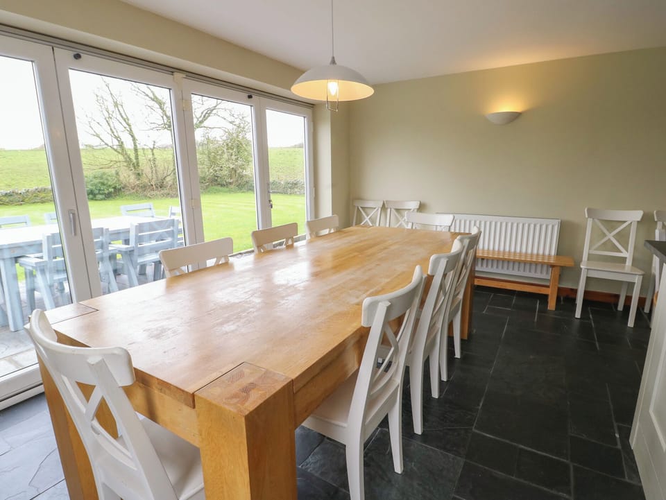 Cottage | Dining