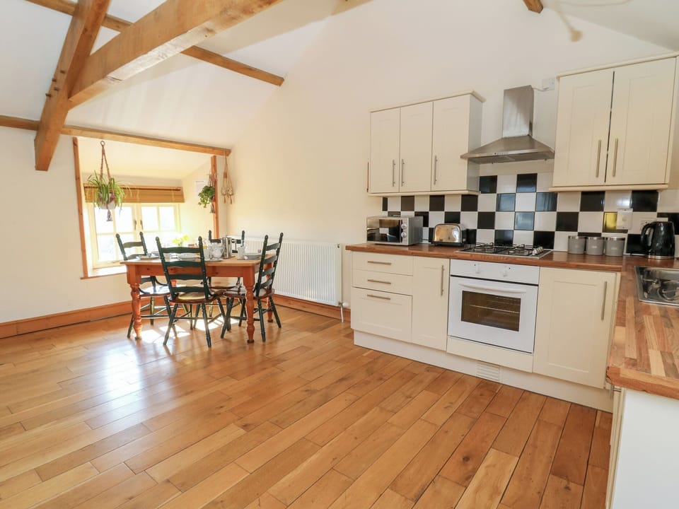 Cottage | Private kitchen | Dishwasher, cookware/dishes/utensils