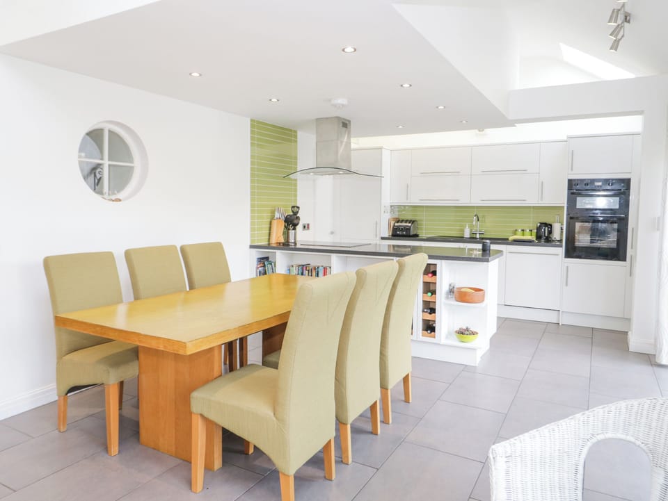 Cottage | Dining