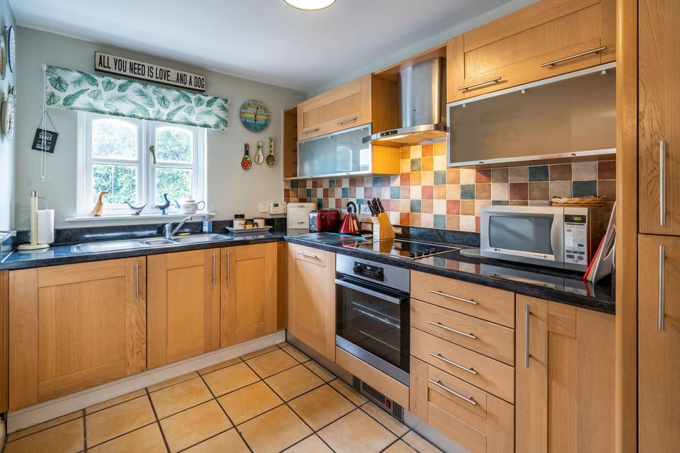 Cottage | Private kitchen | Stovetop, dishwasher, highchair, cookware/dishes/utensils