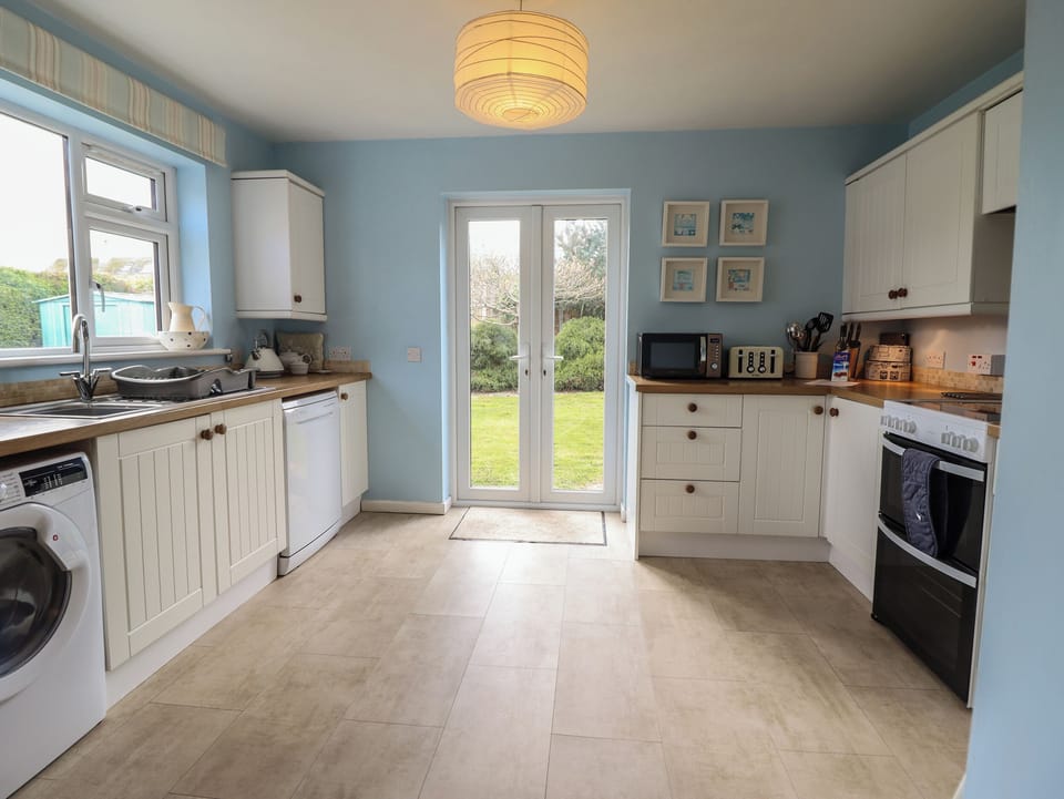 Cottage | Private kitchen | Dishwasher, highchair, cookware/dishes/utensils