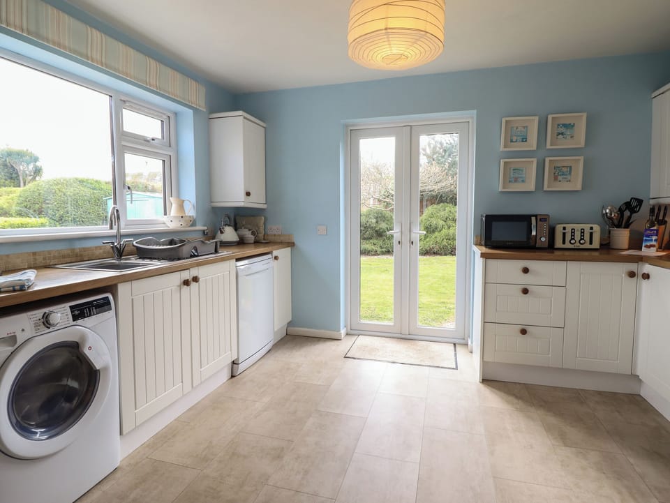 Cottage | Private kitchen | Dishwasher, highchair, cookware/dishes/utensils