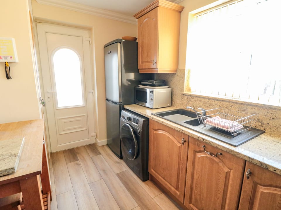 Cottage | Private kitchen | Stovetop, dishwasher, highchair, cookware/dishes/utensils