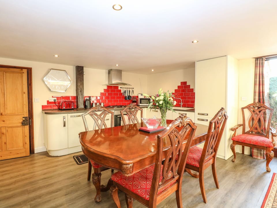 Cottage | Dining