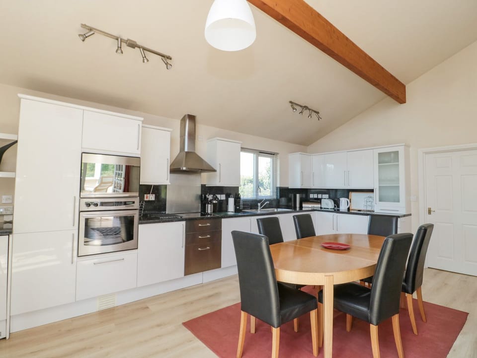 Cottage | Private kitchen | Fridge, microwave, stovetop, dishwasher
