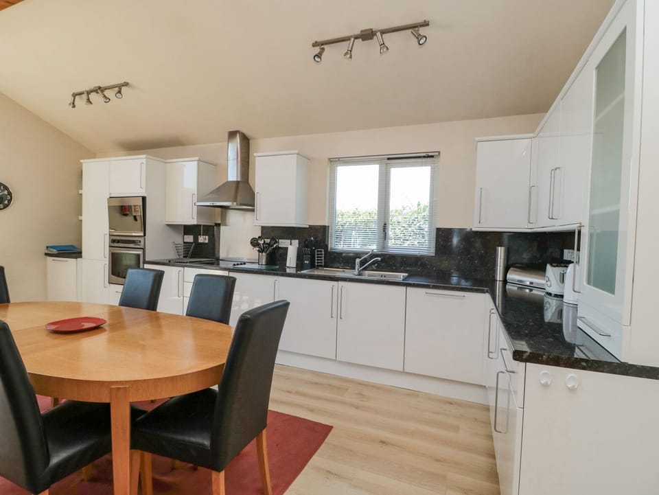 Cottage | Private kitchen | Fridge, microwave, stovetop, dishwasher