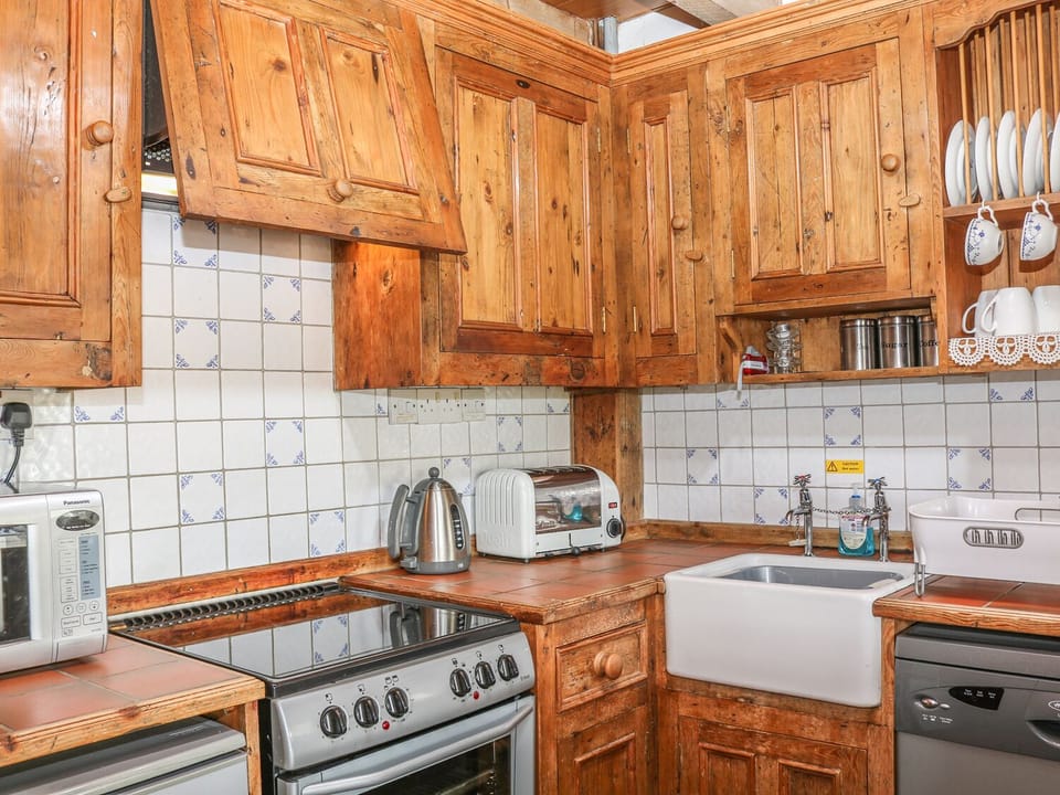 Cottage | Private kitchen | Fridge, microwave, dishwasher, highchair