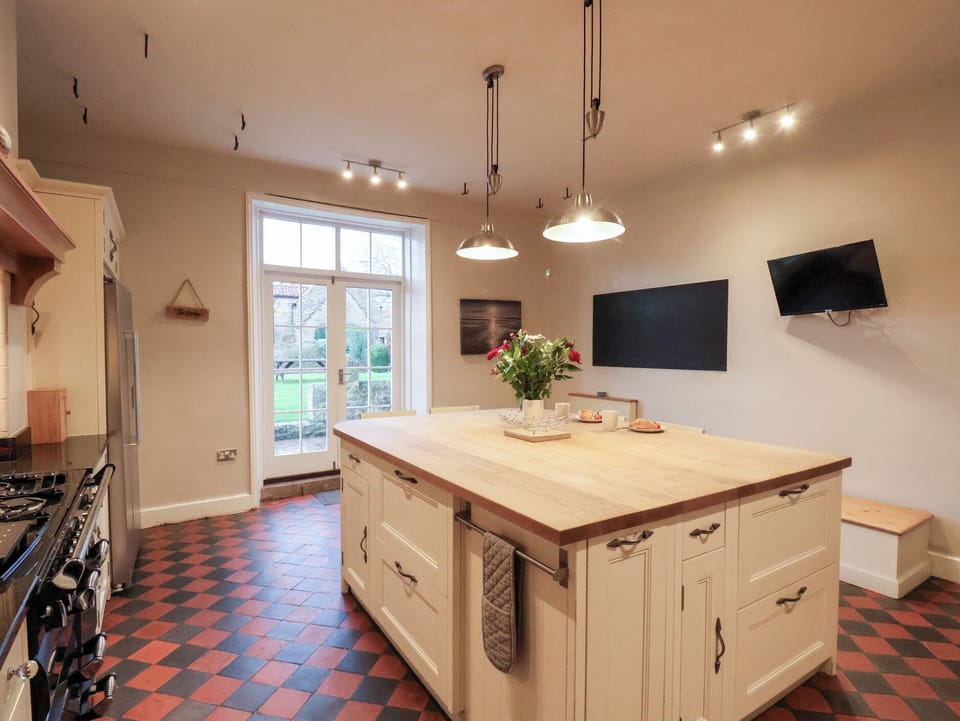 Microwave, stovetop, dishwasher, electric kettle