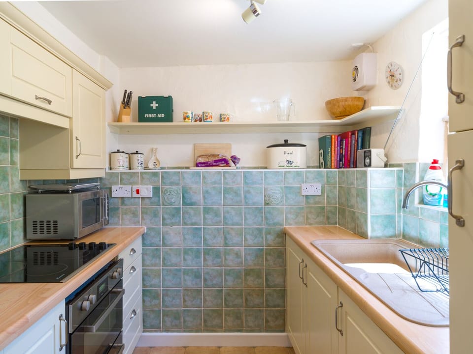 Cottage | Private kitchen | Fridge, microwave, stovetop, dishwasher