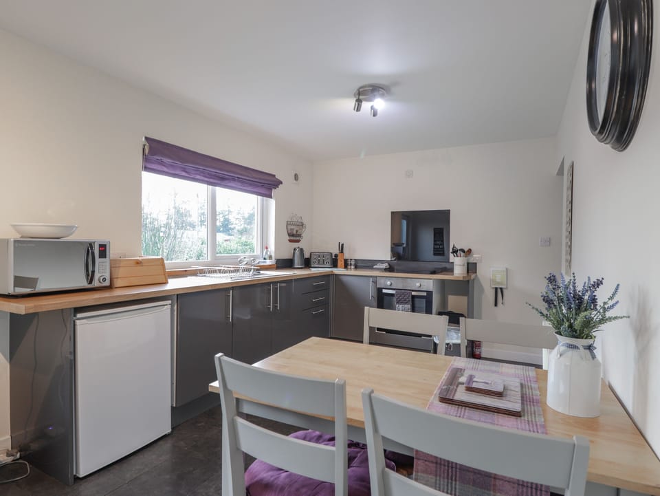 Cottage | Private kitchen | Stovetop, highchair, cookware/dishes/utensils