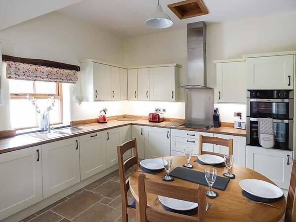 Cottage | Private kitchen | Dishwasher, highchair, cookware/dishes/utensils