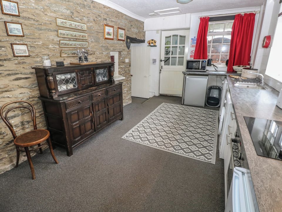 Cottage | Private kitchen | Fridge, microwave, stovetop, dishwasher