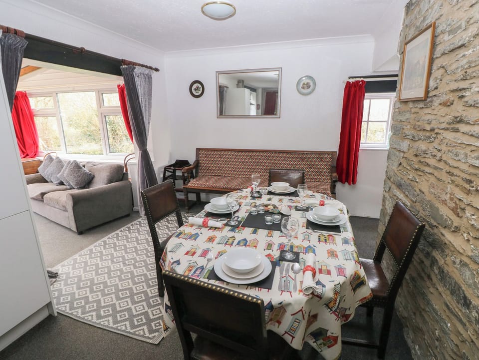 Cottage | Dining