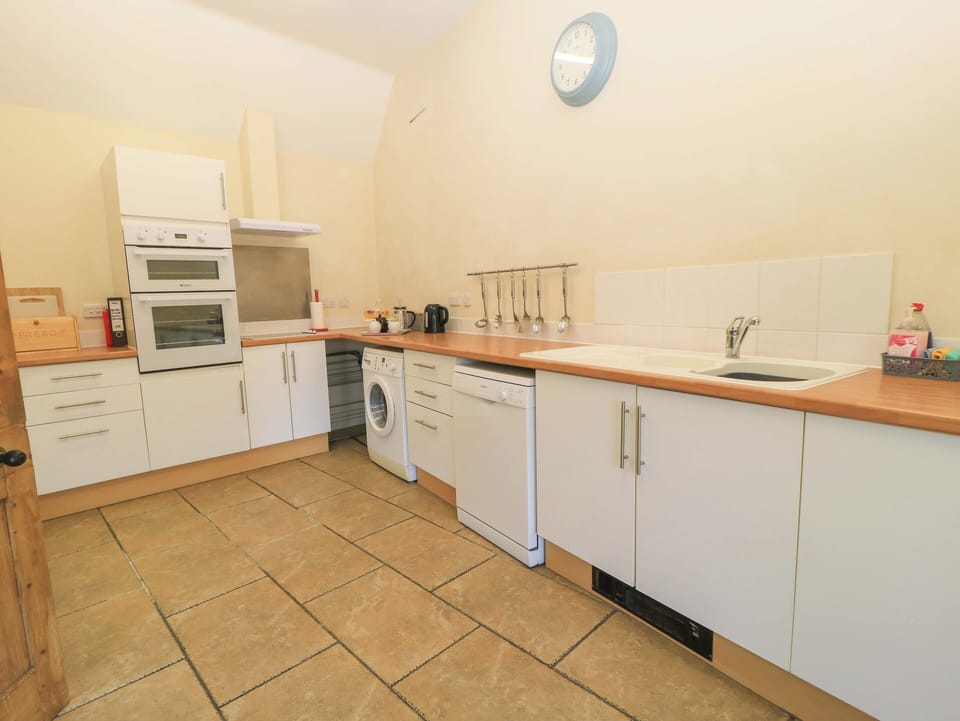 Cottage | Private kitchen | Dishwasher, highchair, cookware/dishes/utensils