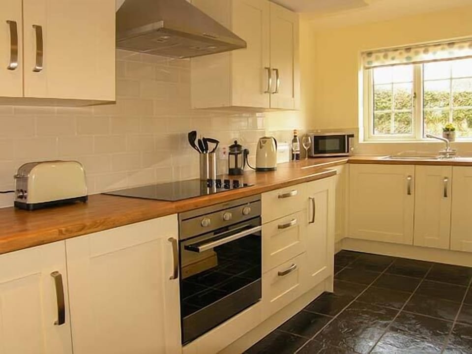 Cottage | Private kitchen | Fridge, microwave, stovetop, dishwasher