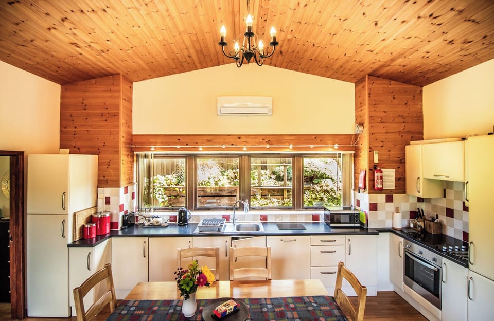Cottage | Private kitchen | Fridge, microwave, stovetop, dishwasher