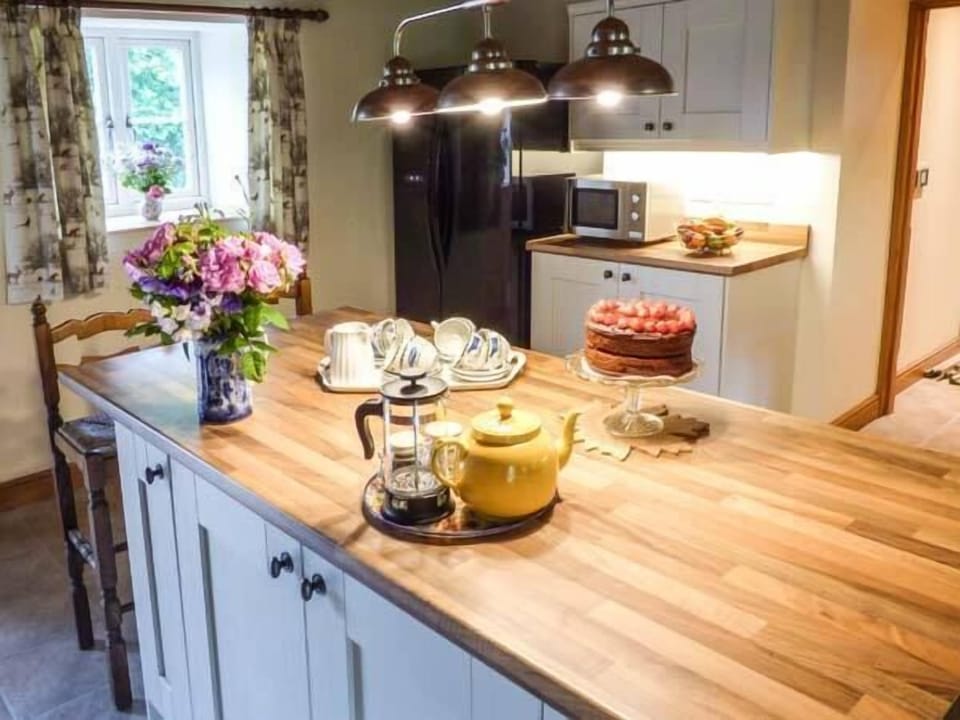 Cottage | Private kitchen | Fridge, dishwasher, electric kettle, toaster
