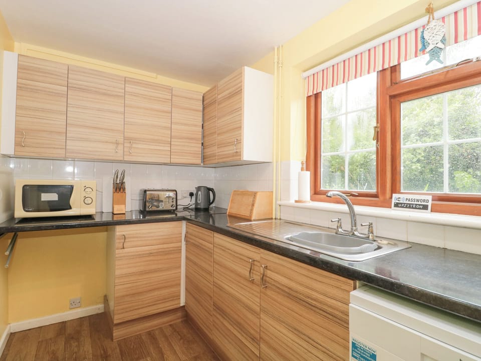 Cottage | Private kitchen | Dishwasher, electric kettle, toaster, cookware/dishes/utensils