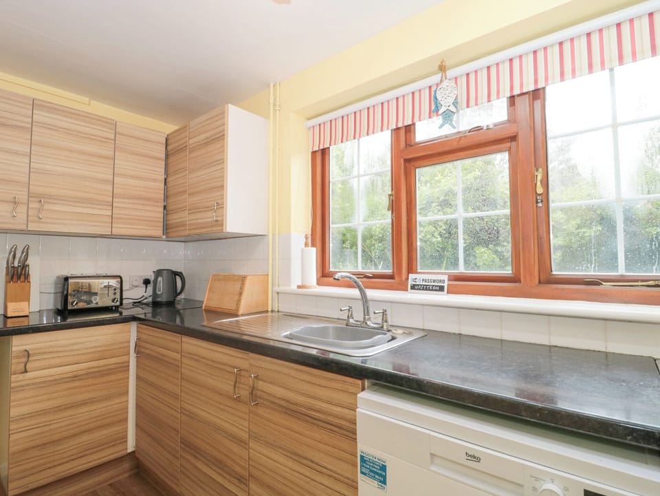 Cottage | Private kitchen | Dishwasher, electric kettle, toaster, cookware/dishes/utensils