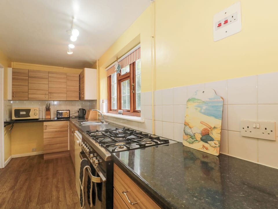 Cottage | Private kitchen | Dishwasher, electric kettle, toaster, cookware/dishes/utensils