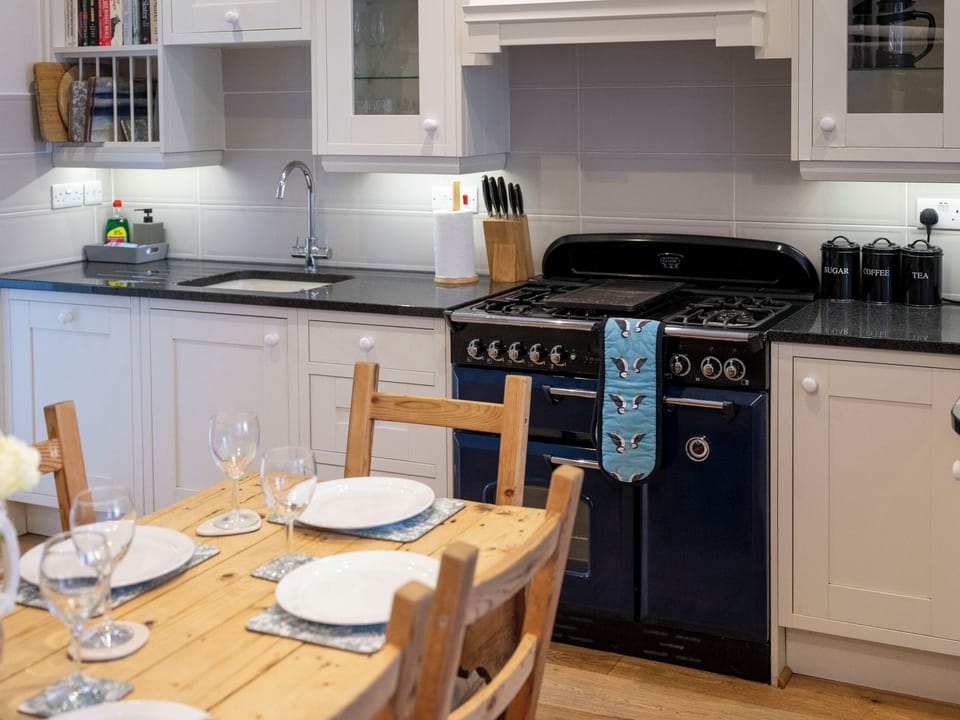 Cottage | Private kitchen | Fridge, microwave, stovetop, dishwasher