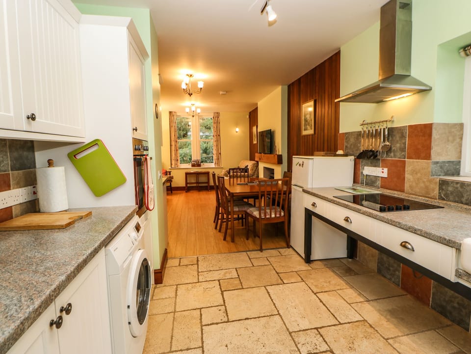 Cottage | Private kitchen | Fridge, microwave, highchair, cookware/dishes/utensils