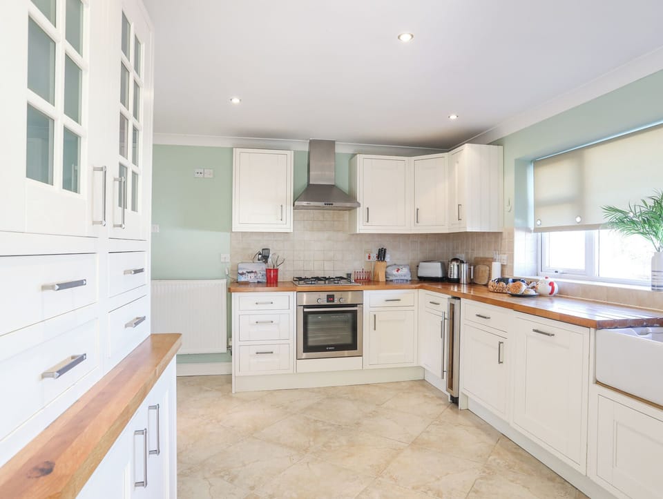 Cottage | Private kitchen | Dishwasher, highchair, cookware/dishes/utensils