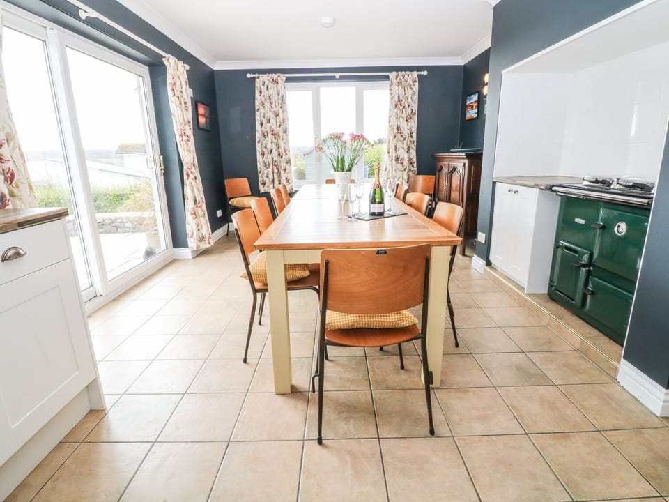 Cottage | Private kitchen | Dishwasher, cookware/dishes/utensils