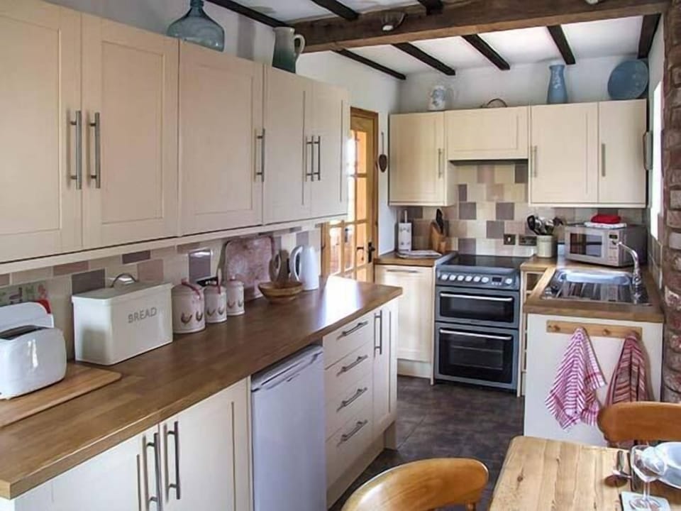 Cottage | Private kitchen | Fridge, microwave, stovetop, dishwasher