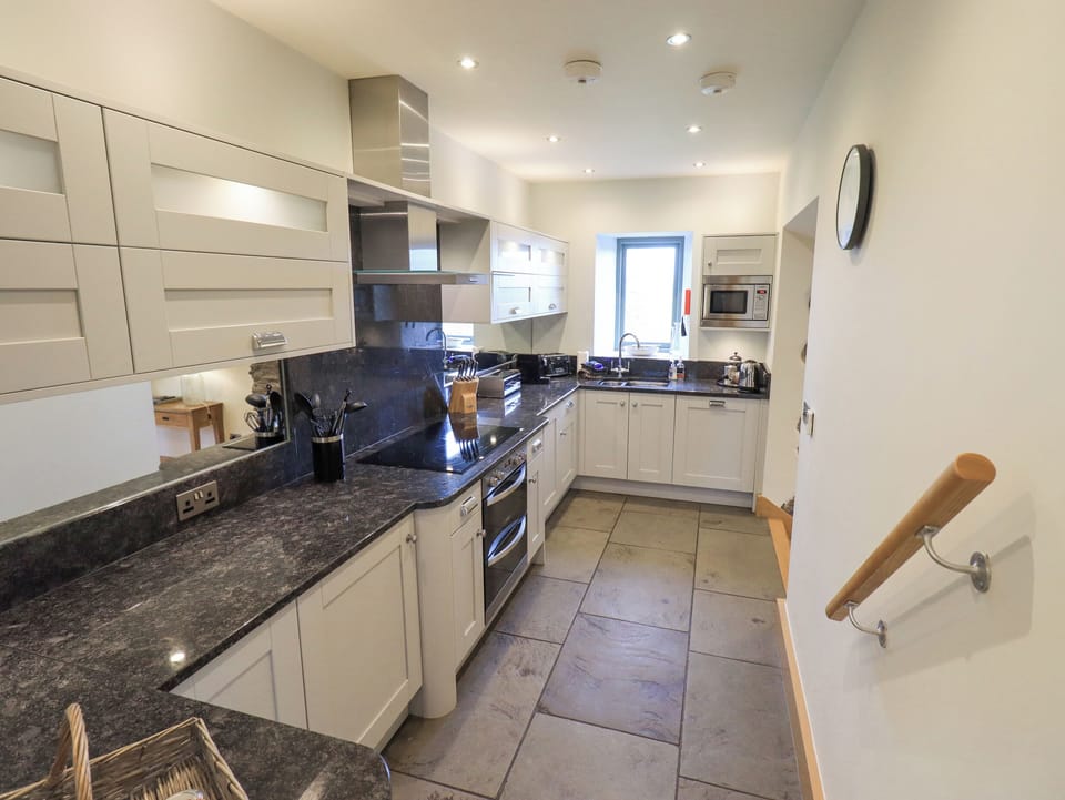 Cottage | Private kitchen | Dishwasher, cookware/dishes/utensils