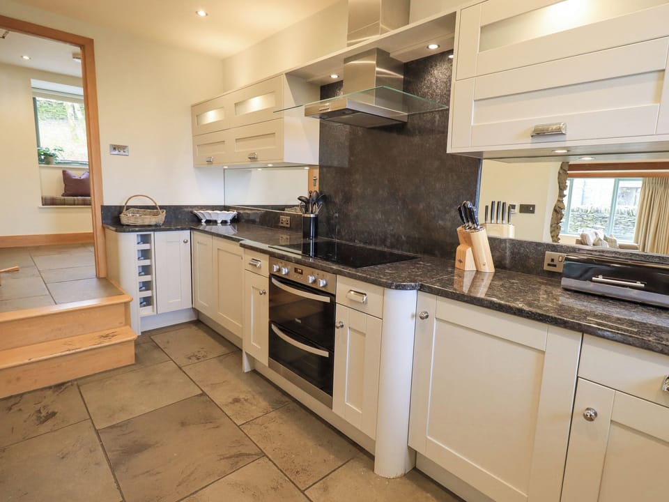 Cottage | Private kitchen | Dishwasher, cookware/dishes/utensils
