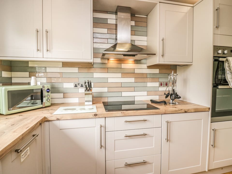 Cottage | Private kitchen | Stovetop, dishwasher, highchair, cookware/dishes/utensils