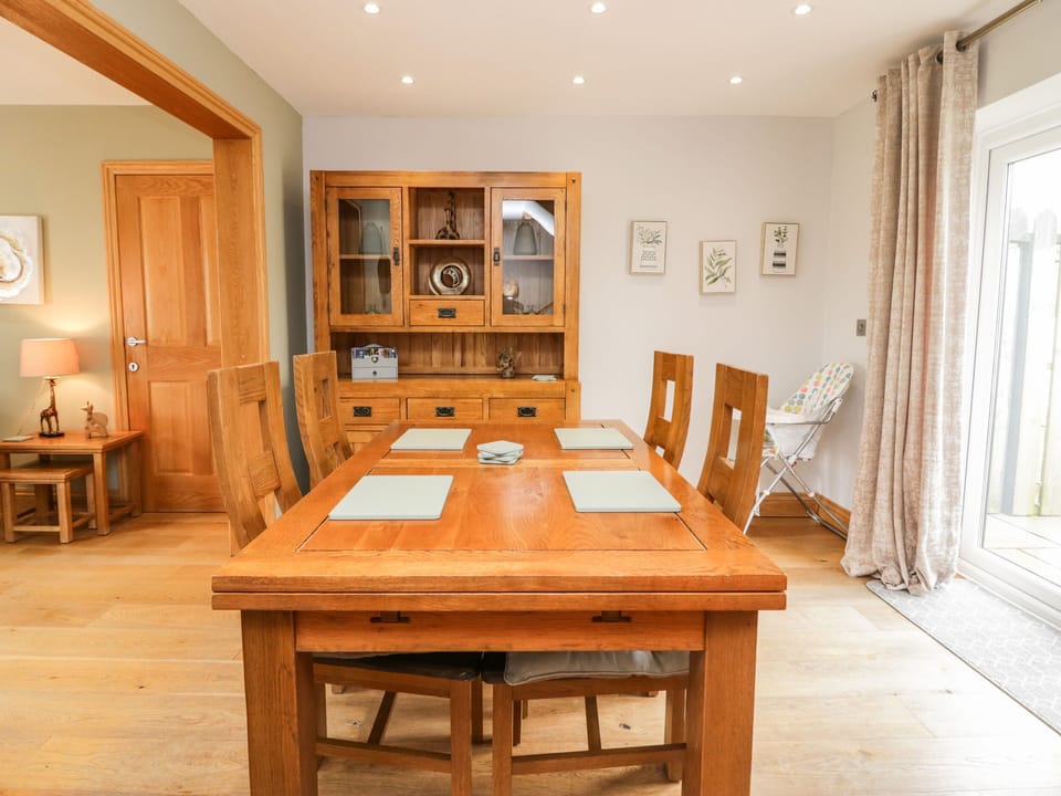Cottage | Dining