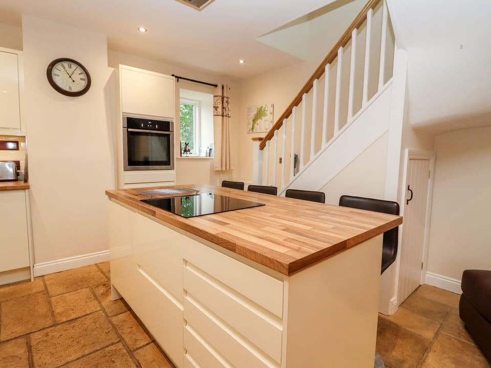Cottage | Private kitchen | Fridge, microwave, dishwasher, highchair