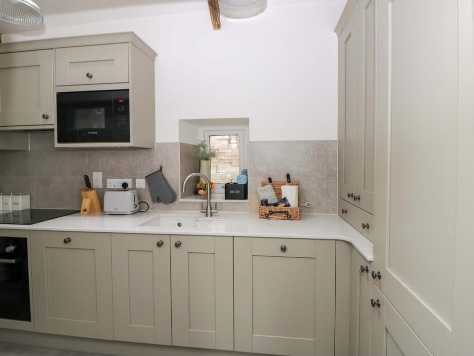 Cottage | Private kitchen | Fridge, microwave, stovetop, dishwasher