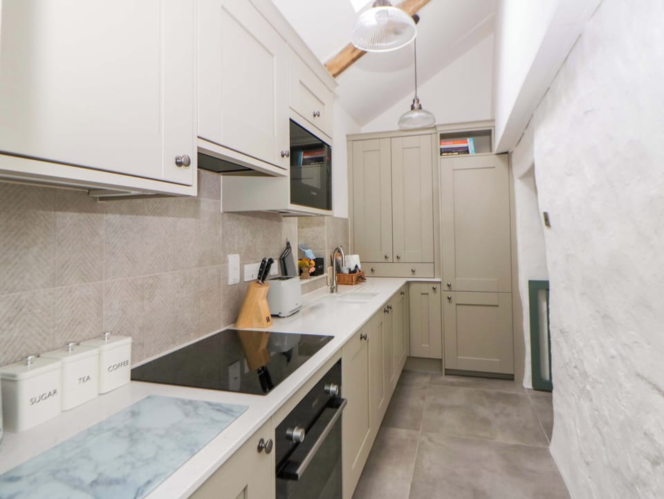 Cottage | Private kitchen | Fridge, microwave, stovetop, dishwasher