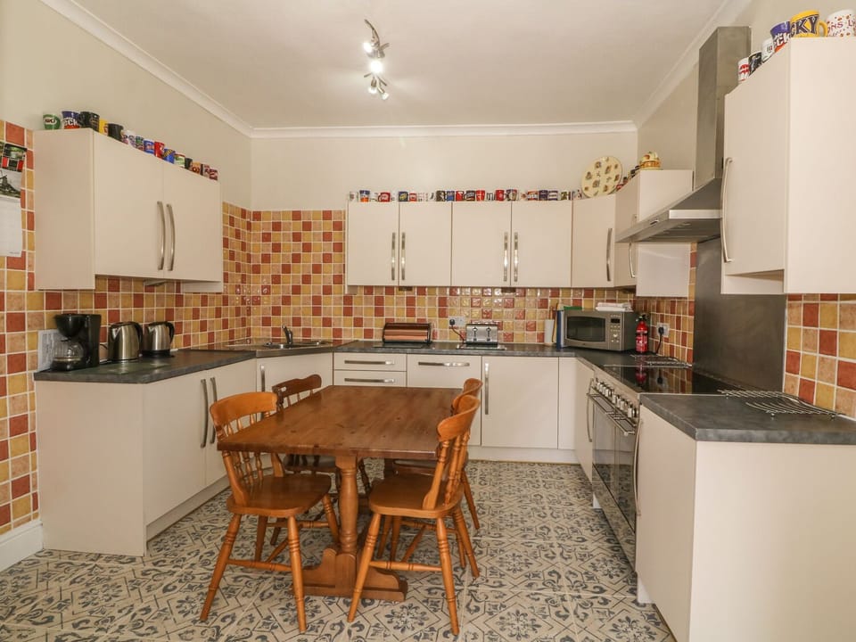 Cottage | Private kitchen | Dishwasher, cookware/dishes/utensils
