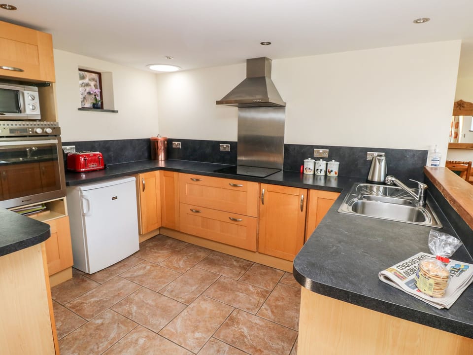 Cottage | Private kitchen | Fridge, microwave, stovetop, dishwasher