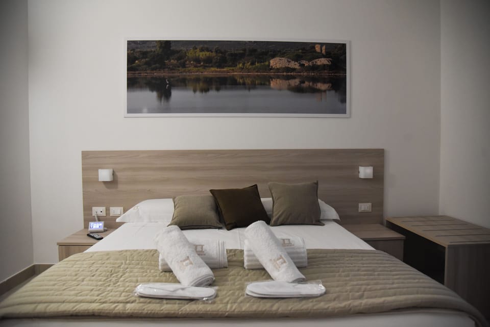 Standard Room, 1 Double Bed, Non Smoking | Premium bedding, minibar, in-room safe, desk