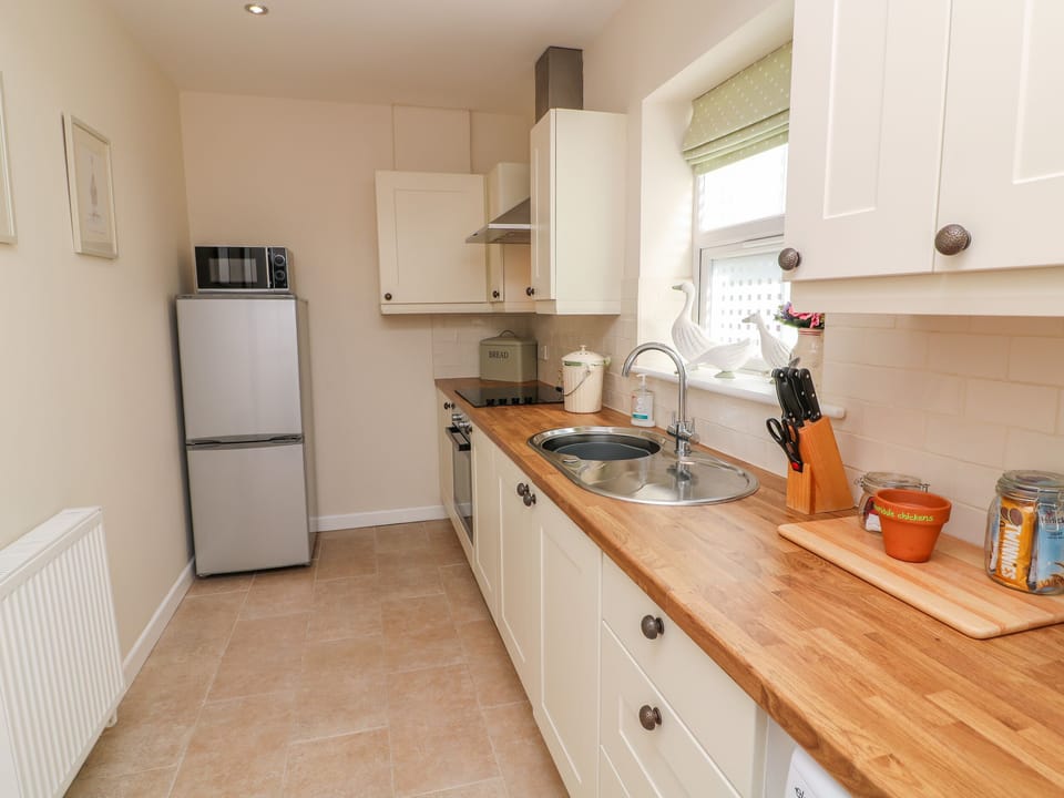 Cottage | Private kitchen | Dishwasher, cookware/dishes/utensils