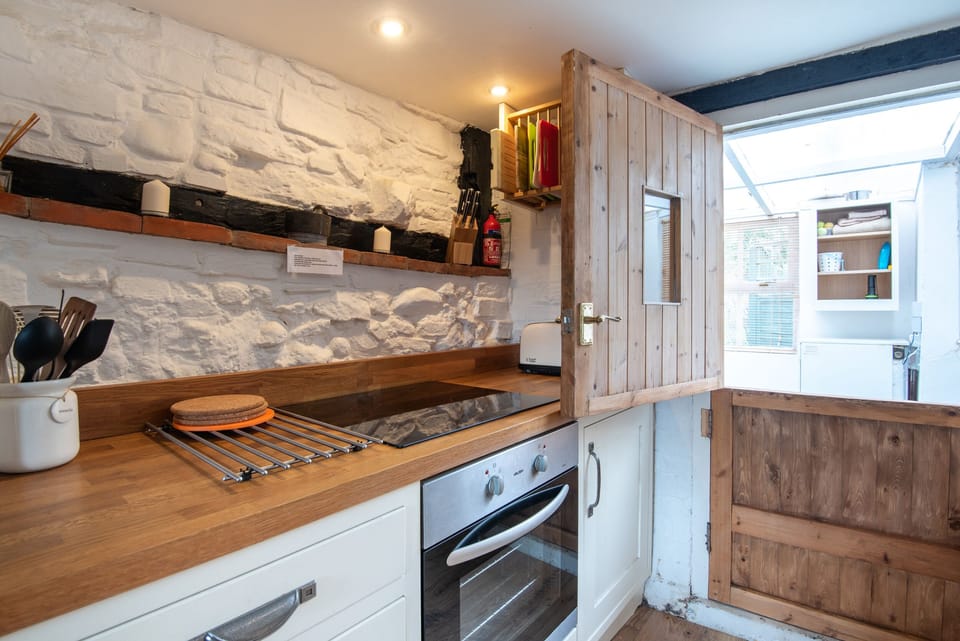 Cottage | Private kitchen | Microwave, stovetop, dishwasher, highchair