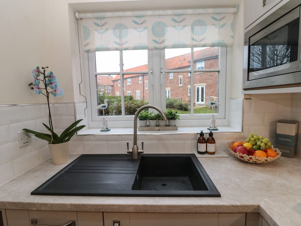 Cottage | Private kitchen | Oven, stovetop, dishwasher, cookware/dishes/utensils