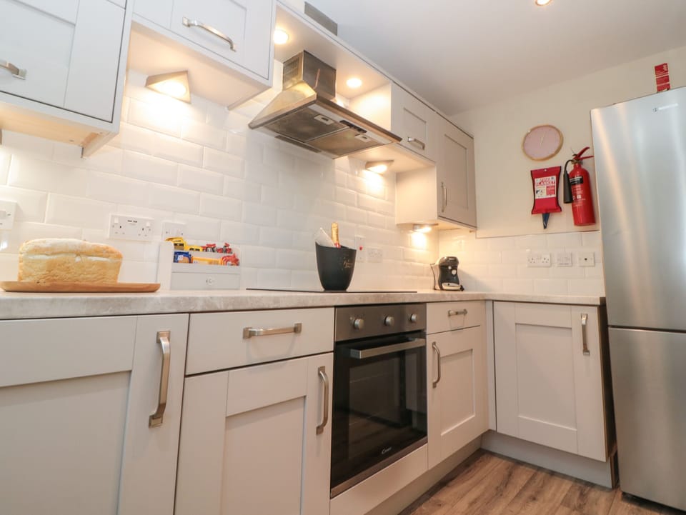Cottage | Private kitchen | Oven, stovetop, dishwasher, cookware/dishes/utensils